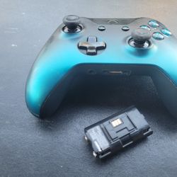 XBOX ONE REMOTE CONTROLLER MICROSOFT ORIGINAL  Included. Batery