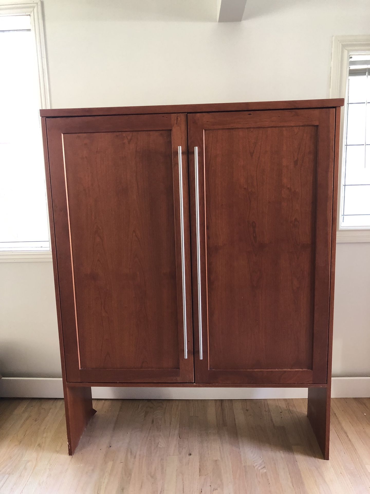 Brookhaven cherry china / kitchen cabinet