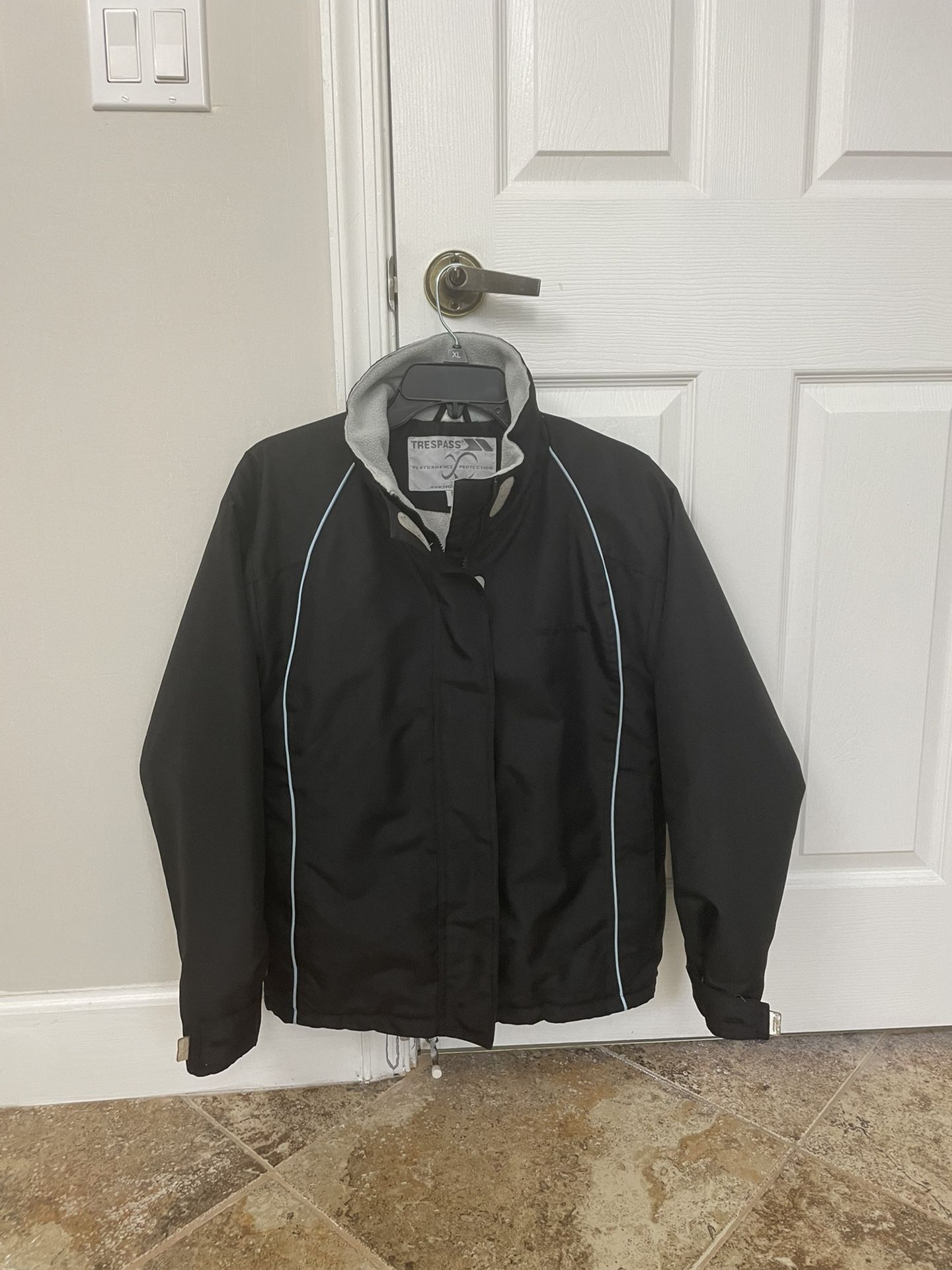 Men’s size small Trespass Ski/snowboard Jacket excellent condition in Weston
