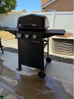 Dyna Glo bbq with propane tank