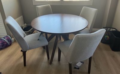 Round Dining Table with 4 Chairs