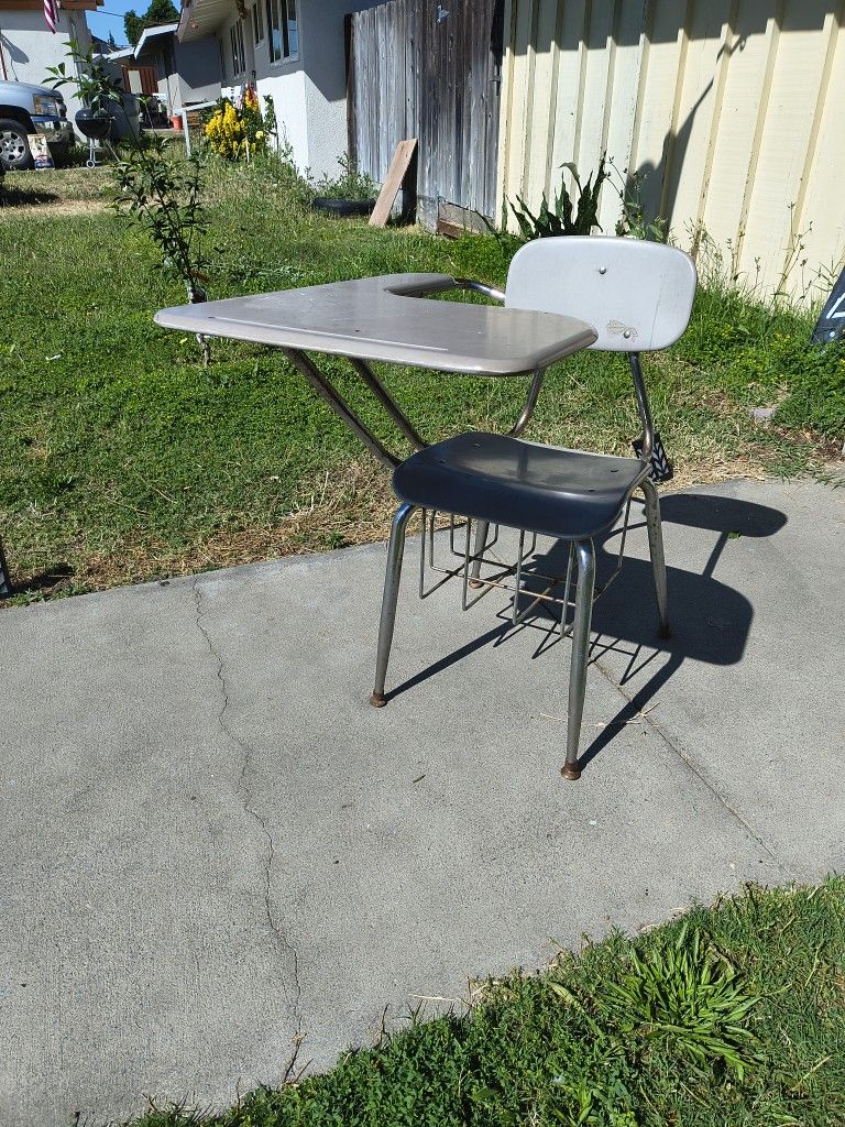 VINTAGE SCHOOL DESK & CHAIR COMBO - Great Condition!