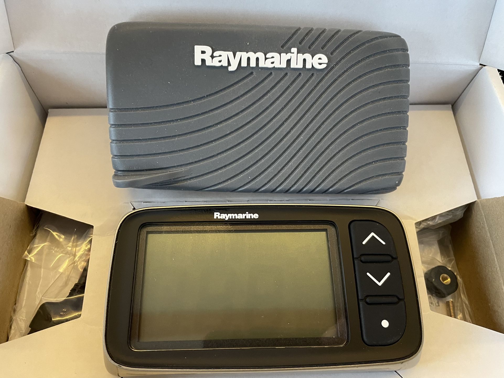 Raymarine i40 Depth Display System w/Transom Mount Transducer main image 0