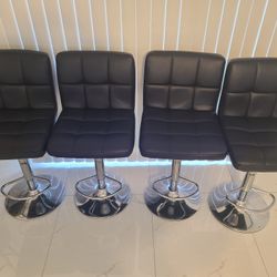 4 Bar Stools 