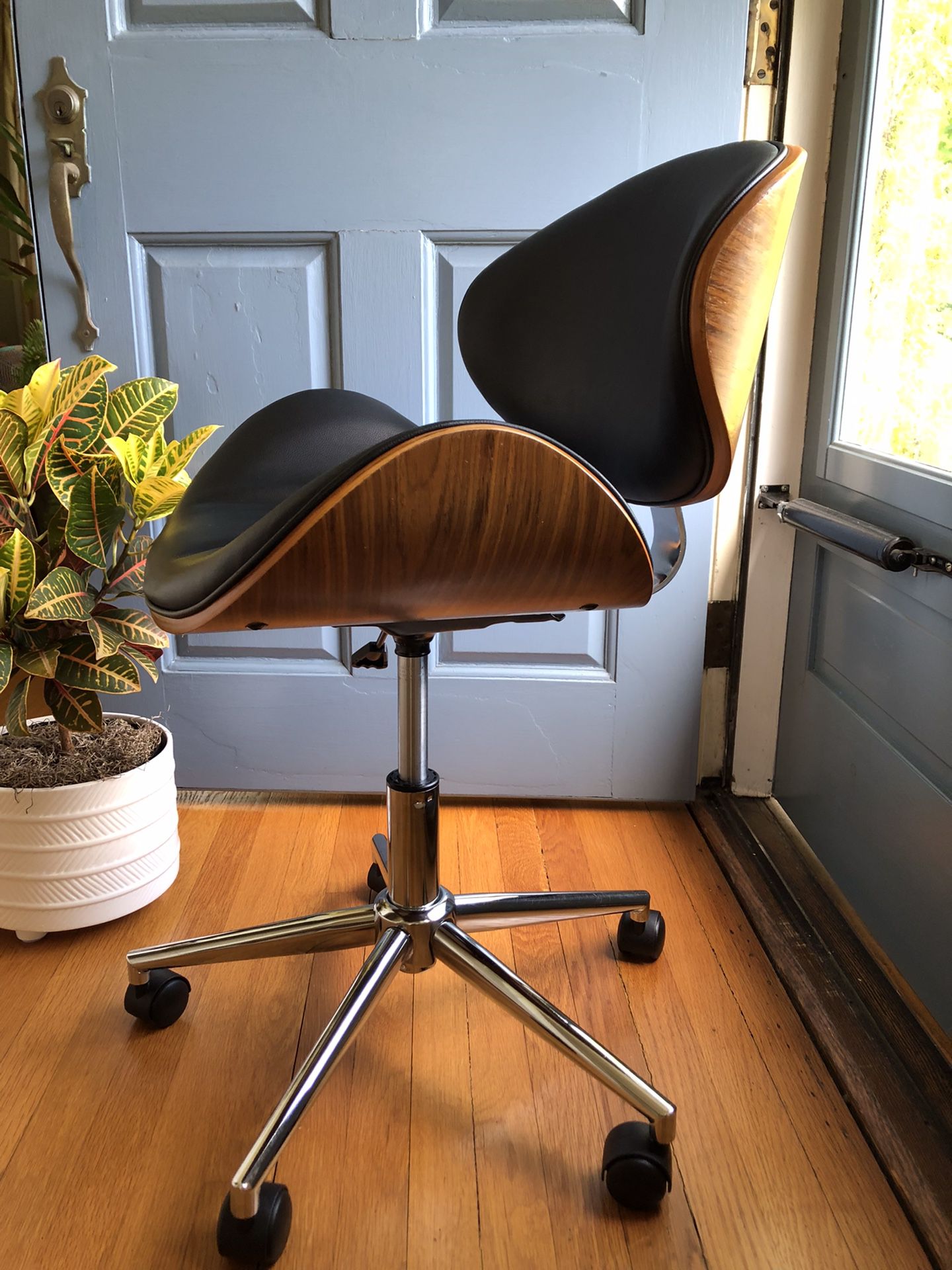 Stylish Modern Bent Wood Adjustable Desk Chair (Excellent Condition)