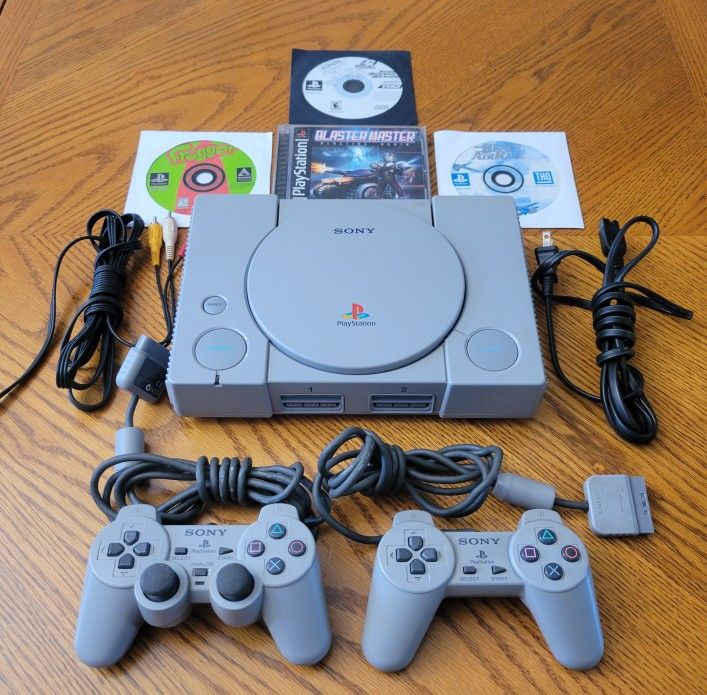 Sony PlayStation 1 PS1 Console  SCPH-7501 - 2 Controllers - 4 Games