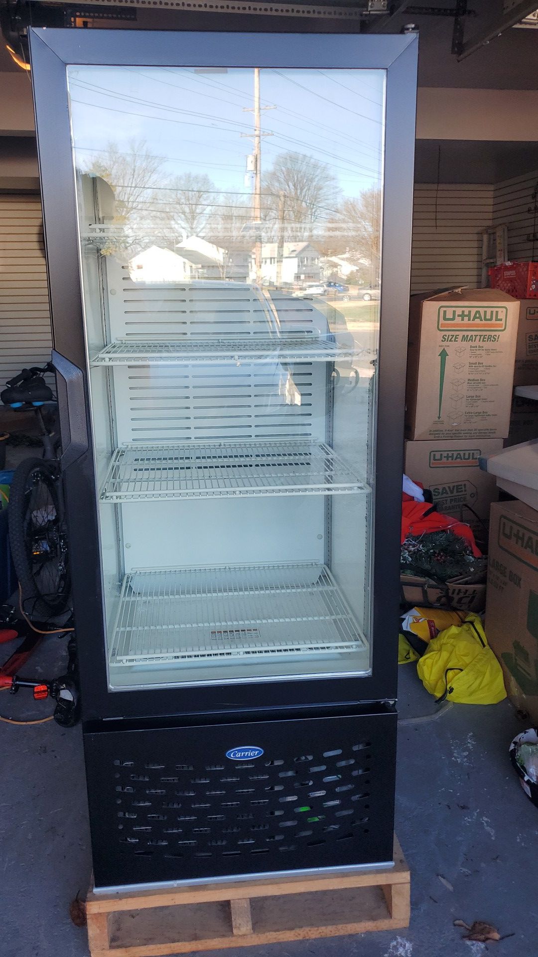 Single door commercial glass refrigerator. No repairs needed. Price is Negotiable.