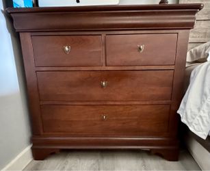 Wooden Bachelor's Chest of Drawers
