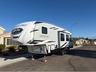 2021 Arctic Wolf 5th wheel