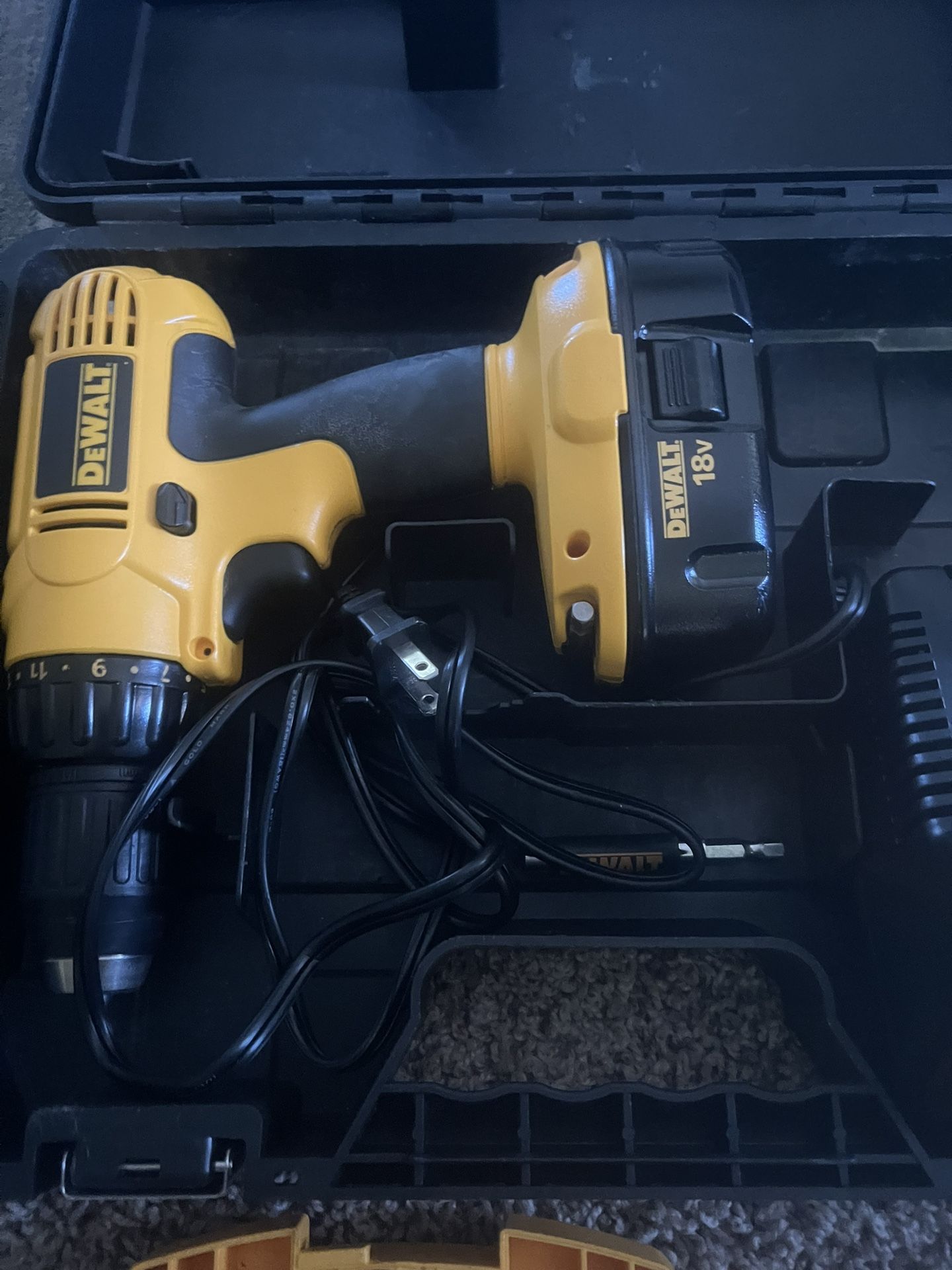 Dewalt Drill/2 18 V Batteries