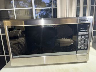 Panasonic NN-SN671S 1.2 Cu Ft 1200W  Stainless Steel Countertop Microwave. (Missing Glass turn table plate and roller ring)  In good working condition