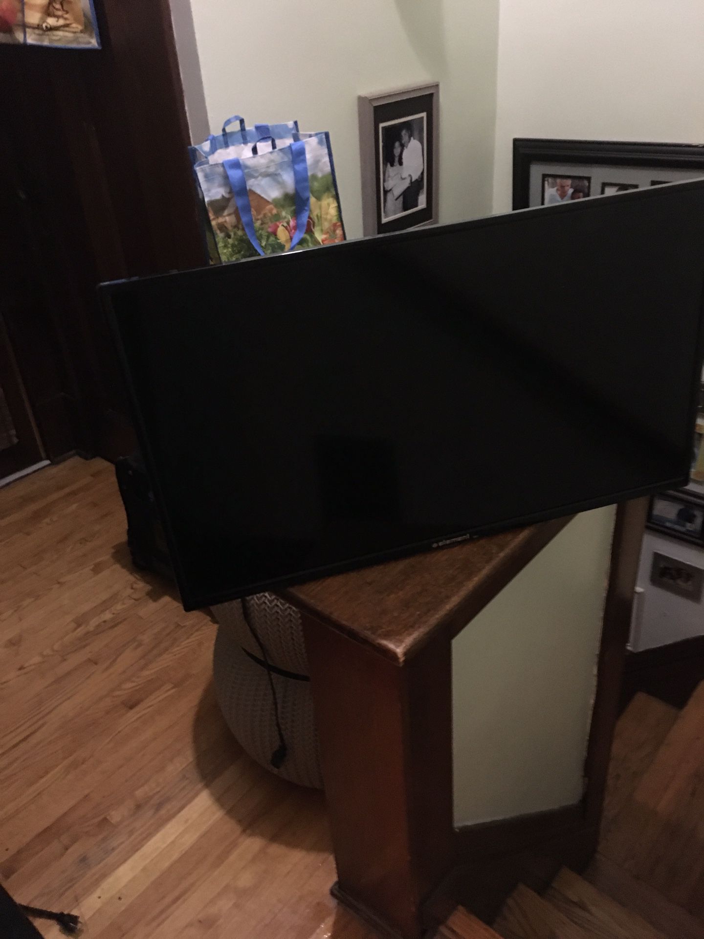 32” Tv Beautiful Color Works Excellent Priced For Quick Sale.