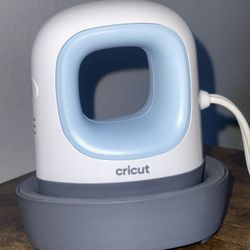 Cricut Easypress Mini - In Box Like New! Comes With Iron Ons 🎈💫🩷❄️👌🐰