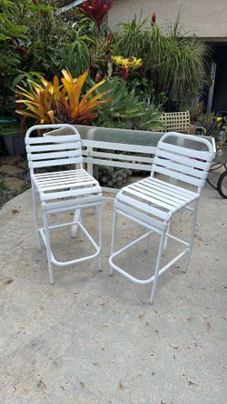 Bar table and 2 bar chairs