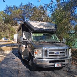 2017 Winnebago Please C 27FT RV