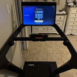 Peloton Treadmill (TR02), Very Good Condition 