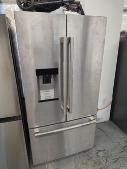 JENN-AIR RISE STAINLESS STEEL SMART COUNTER DEPTH FRENCH DOOR REFRIGERATOR WITH small dent