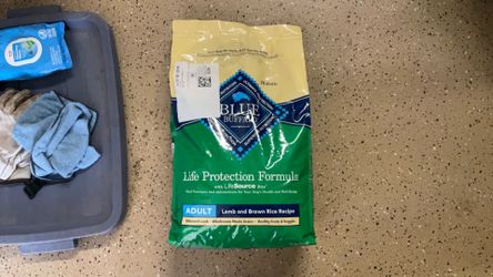 Blue buffalo Dog Food-15lbs + 8 cans