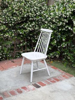 6 white chairs
