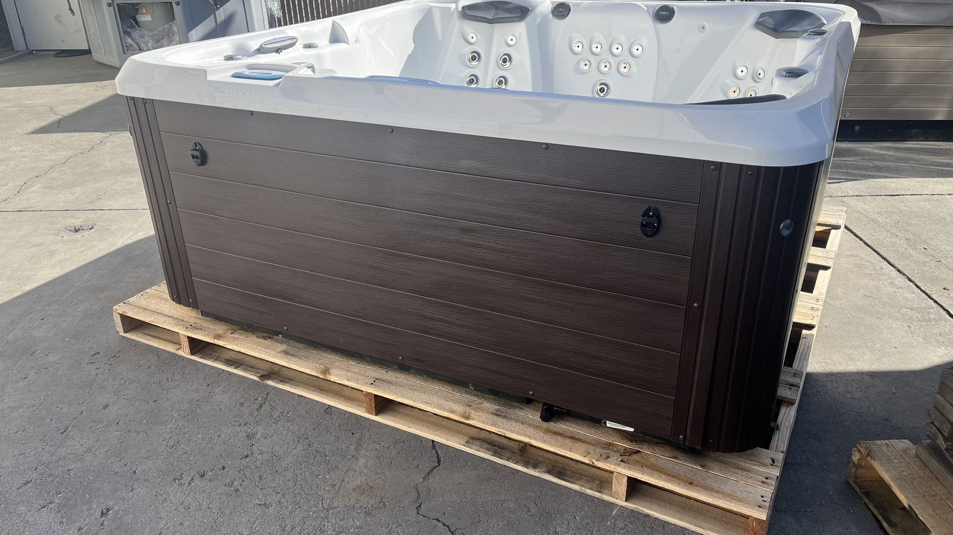 2023 Aquaterra Fairfax Spa Hot Tub 220v- Seats 6 Cover And Step