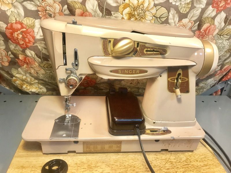 SINGER SEWING MACHINE MODEL 500A "ROCKETEER" for Sale in Cleburne, TX