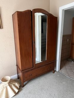  Beautiful Armoire In Good Condition Antique 
