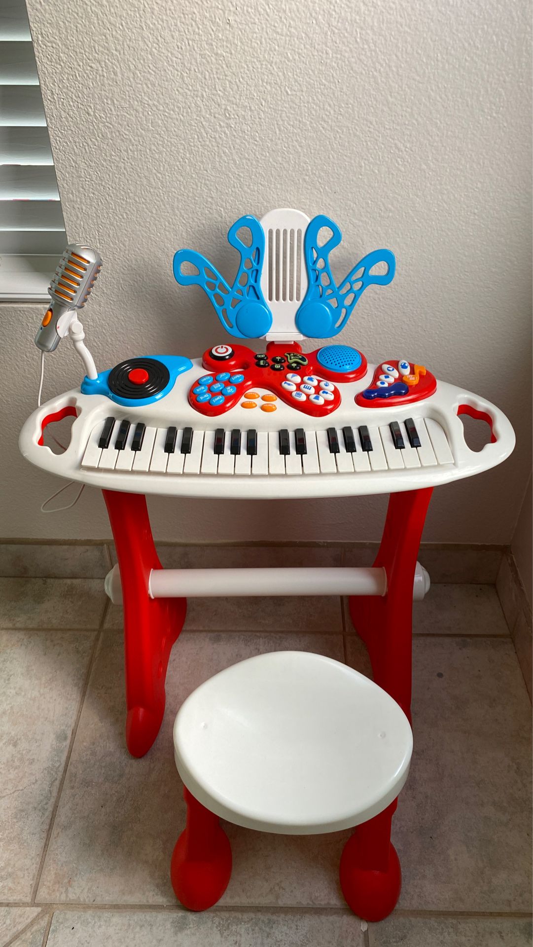 Keyboard with microphone and chair