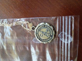 Dije con cadena pertenece a la istoria