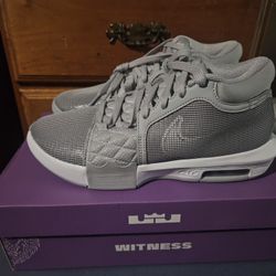 Brand New Nike Basketball Shoes Mens 8