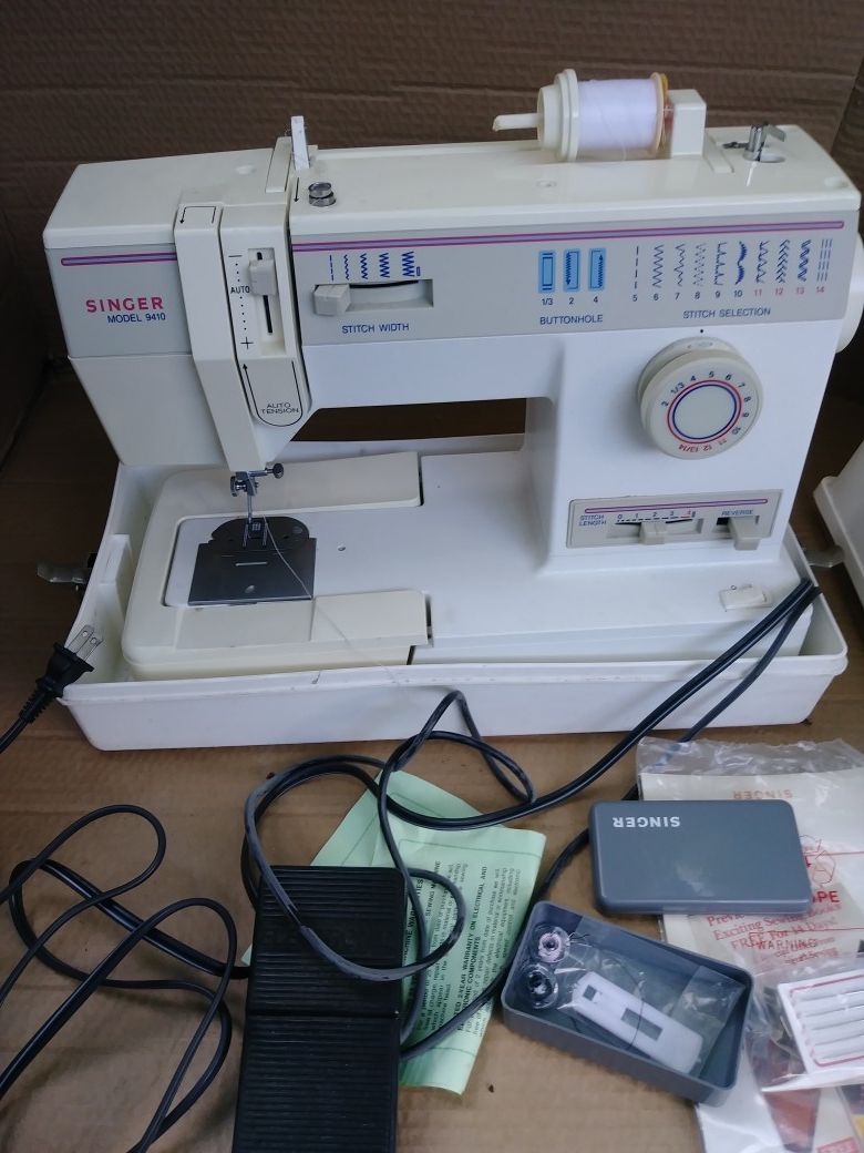 Nice Singer sewing machine 9410 with case for Sale in Temple City, CA