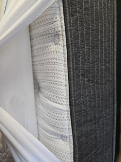 Queen beatyrest silver matress and boxspring