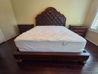 Stunning King bed with 2 matching nightstands