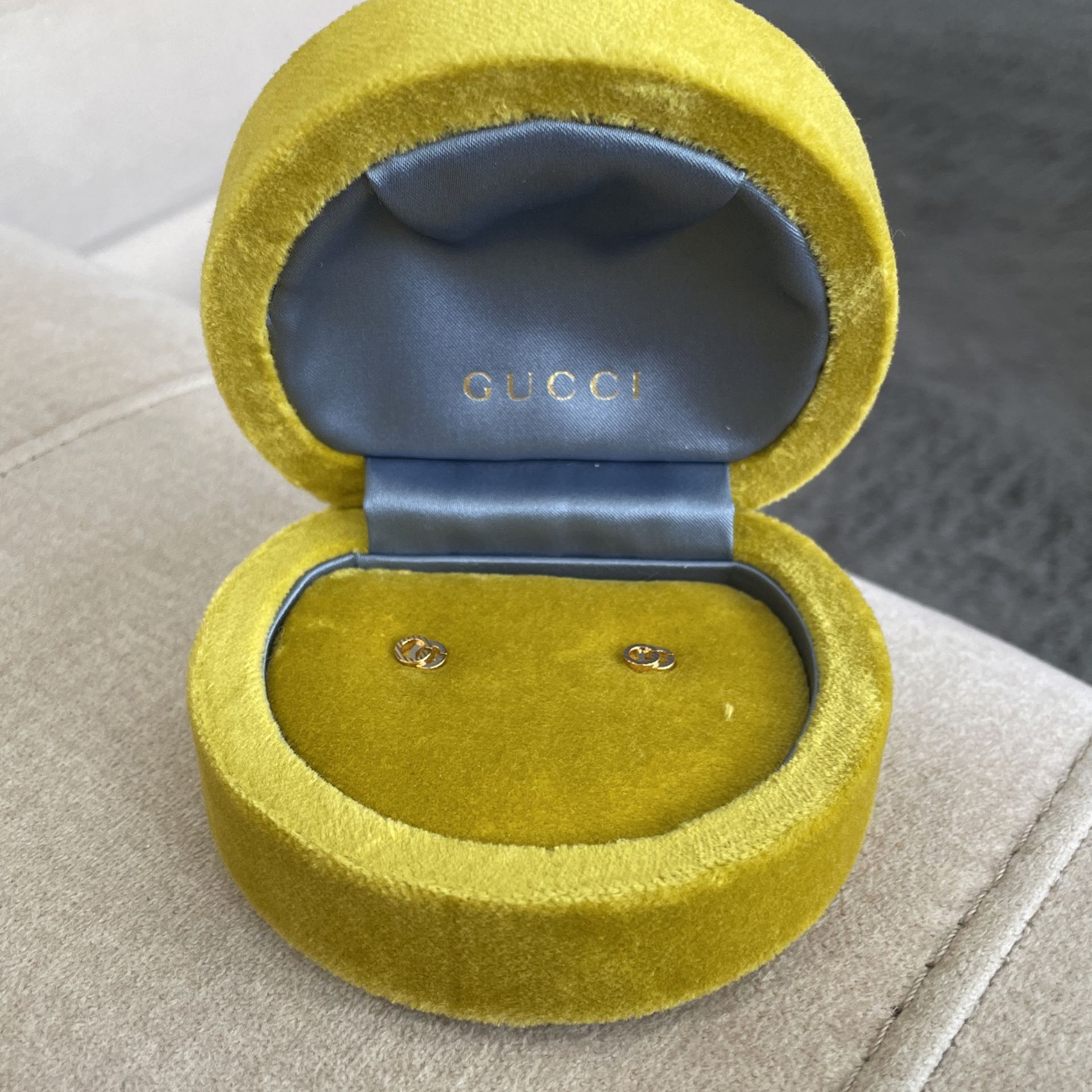 Brand New GUCCI 18k Yellow Hold Earrings