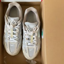 Woman’s Nikes Size 7