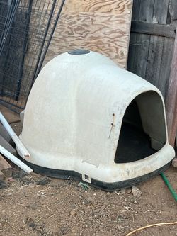 Igloo-Style Plastic Dog House