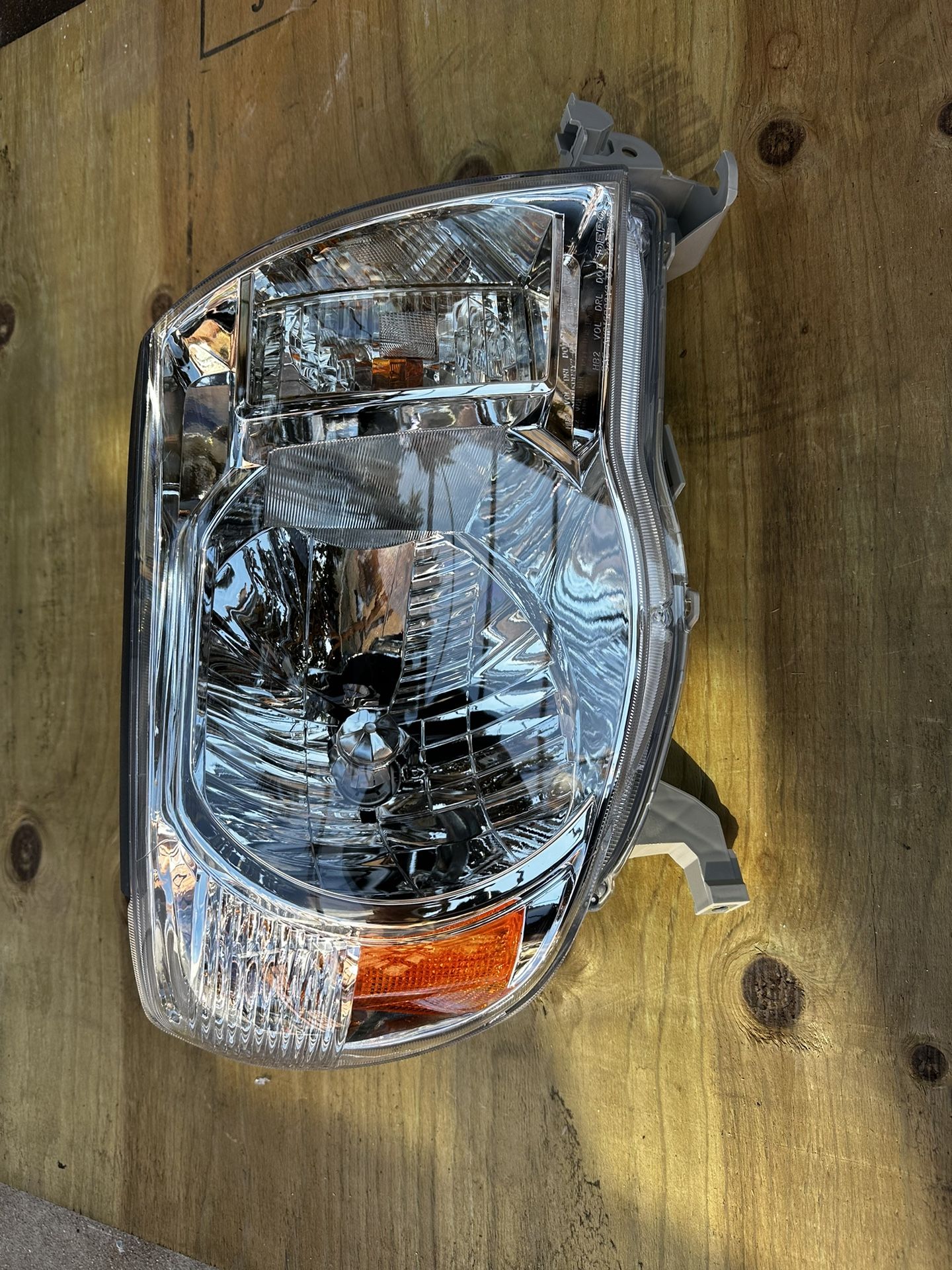 Toyota Tacoma Right Side Headlight Year 2005-2011