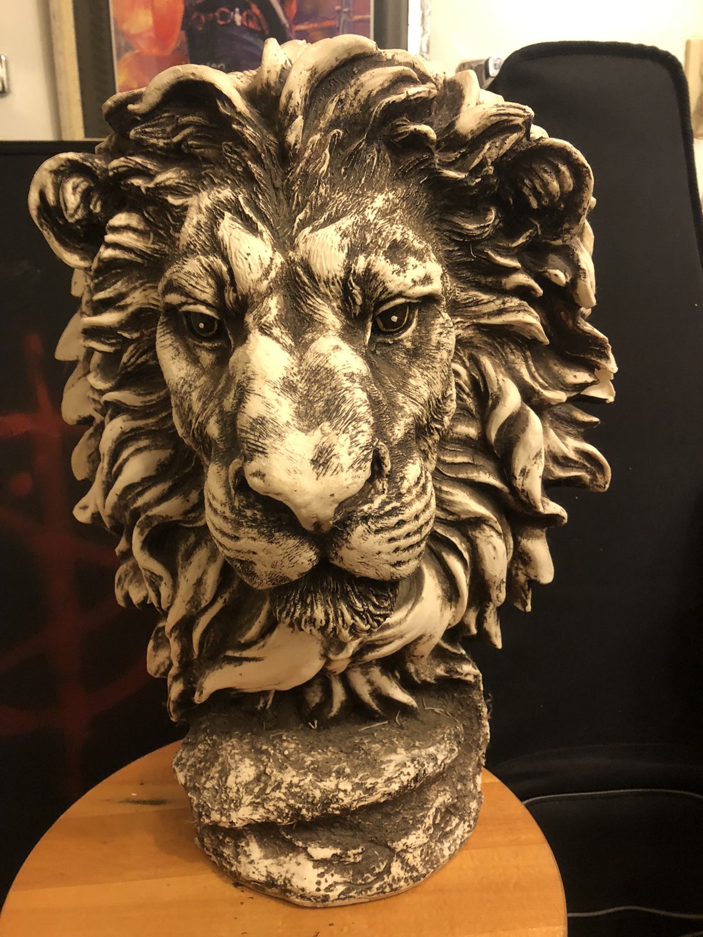 Resin Lion Head  19 X  14 Inch 