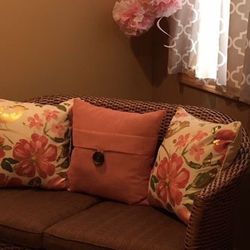 PIER1 - Loveseat