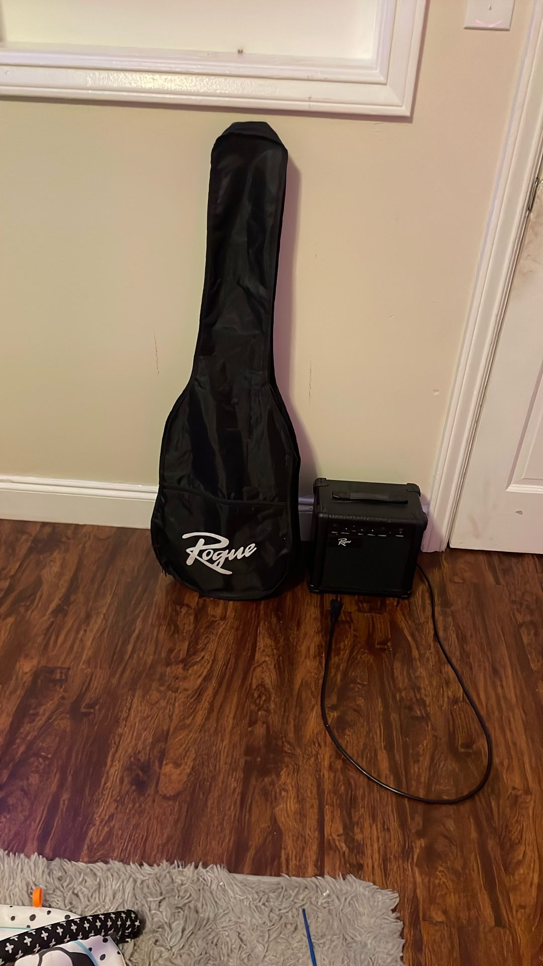 Rogue Rocketeer electric guitar pack