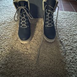 ✨VonMaur✨ Soze 8 Womens Boots With The Fuurrrrr. 