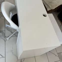 White desk with chair