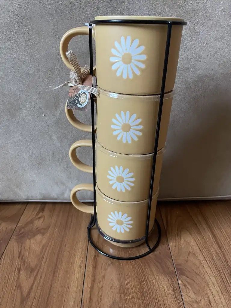 Set Of 4 Daisy Mugs with Stand