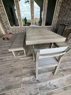 Premium Outdoor Hardwood Dinne Set - Like New