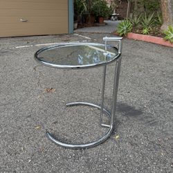 E 1027 Adjustable Table