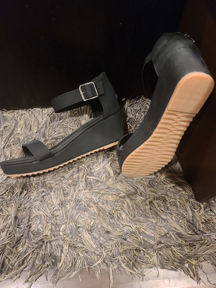 Size 10 Black Wedged Sandals 