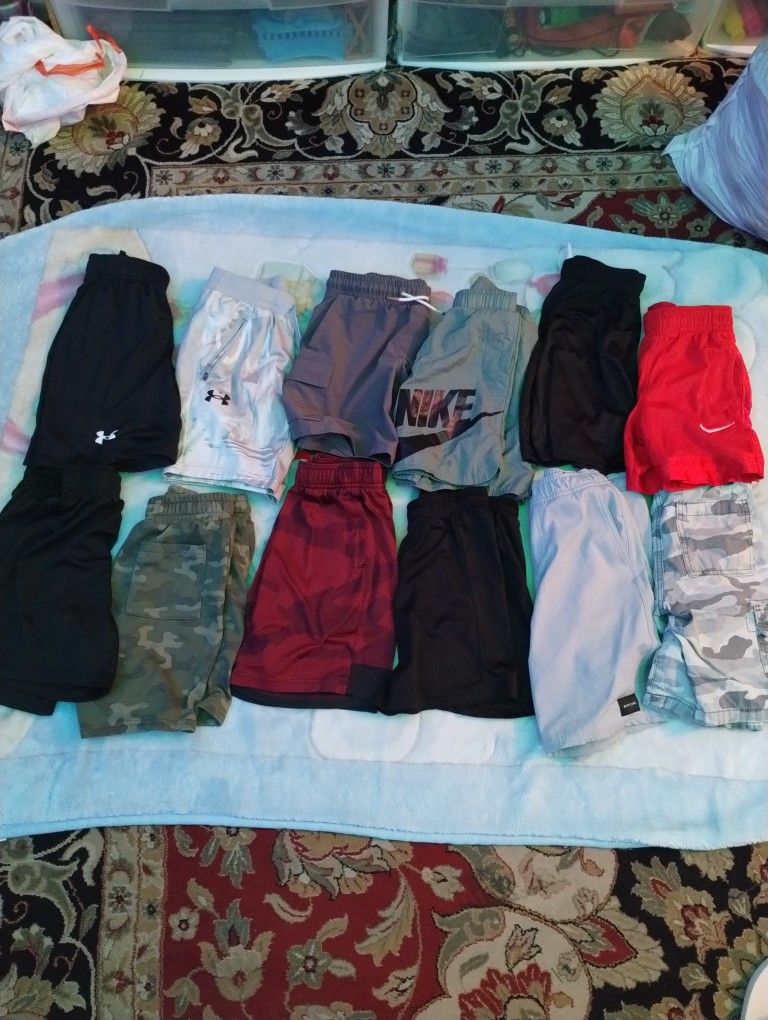 Ropa De Niño Size 7 Usado Un Par De Veces Como Nuevo Todos Por $30