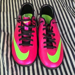 NIKE Mercurial Victory Cleat 4 Fireberry Pink IC GS Indoor 555646-635 Size 7