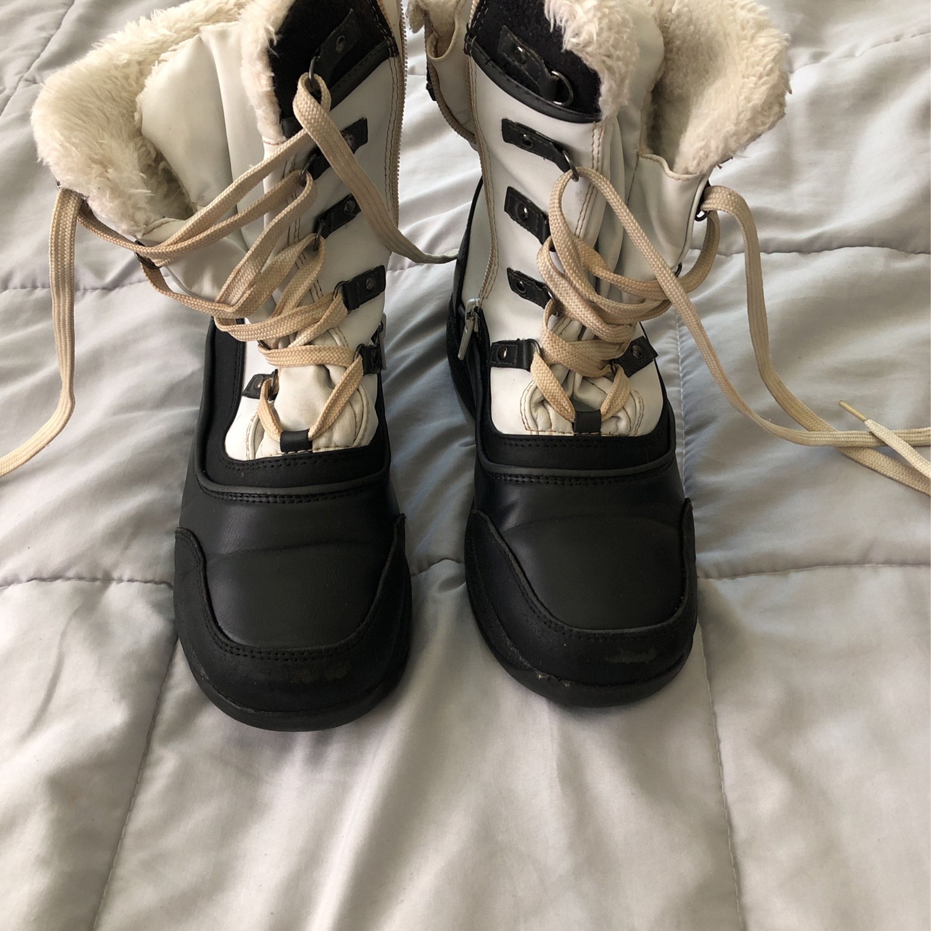 Women’s Size 7 Snow Boots 