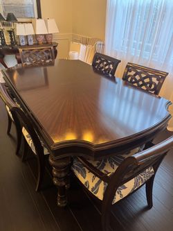 Beautiful Large dark mahogany-finish dining table w/ 6 Chairs & 2 Leafs - Retail: $4250