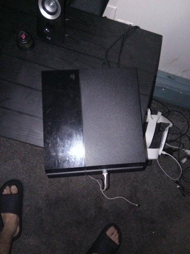 PS4 Console And 7 Games Plus a Wireless PS4 Controller With The Wires